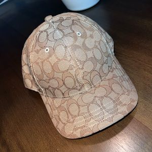 Coach adjustable cap in signature jacquard. Leather adjustable strap.